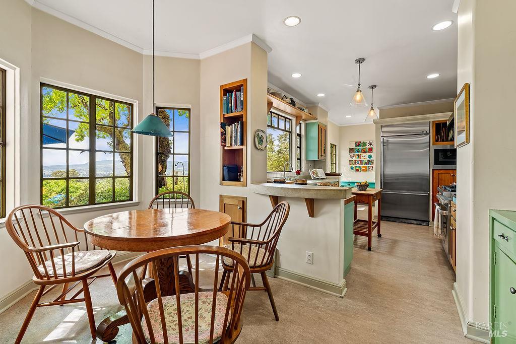 Detail Gallery Image 10 of 72 For 1212 N Fitch Mountain Rd, Healdsburg,  CA 95448 - 5 Beds | 3 Baths