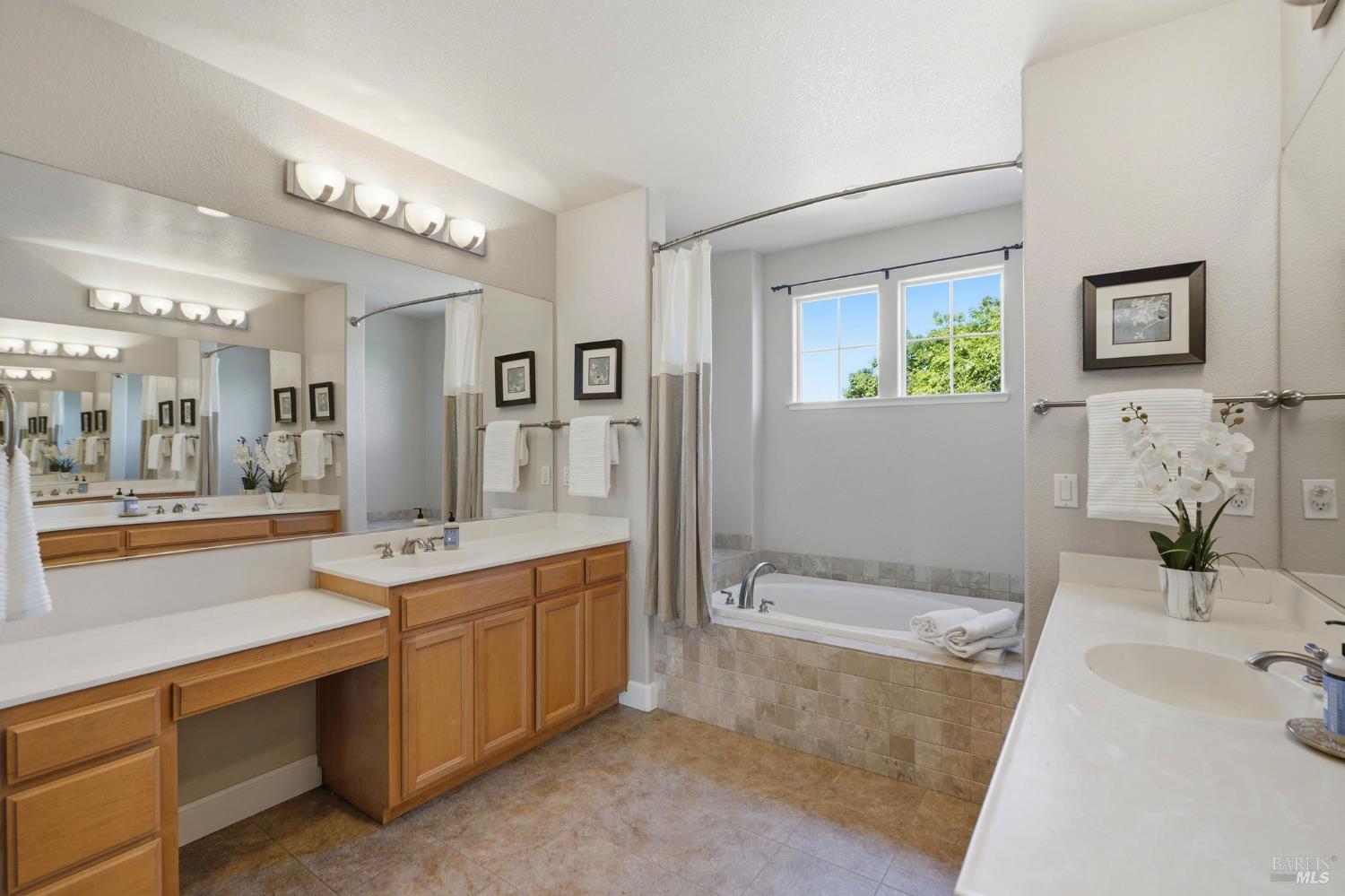 Detail Gallery Image 25 of 48 For 925 Pinot Noir Way, Windsor,  CA 95492 - 4 Beds | 3 Baths