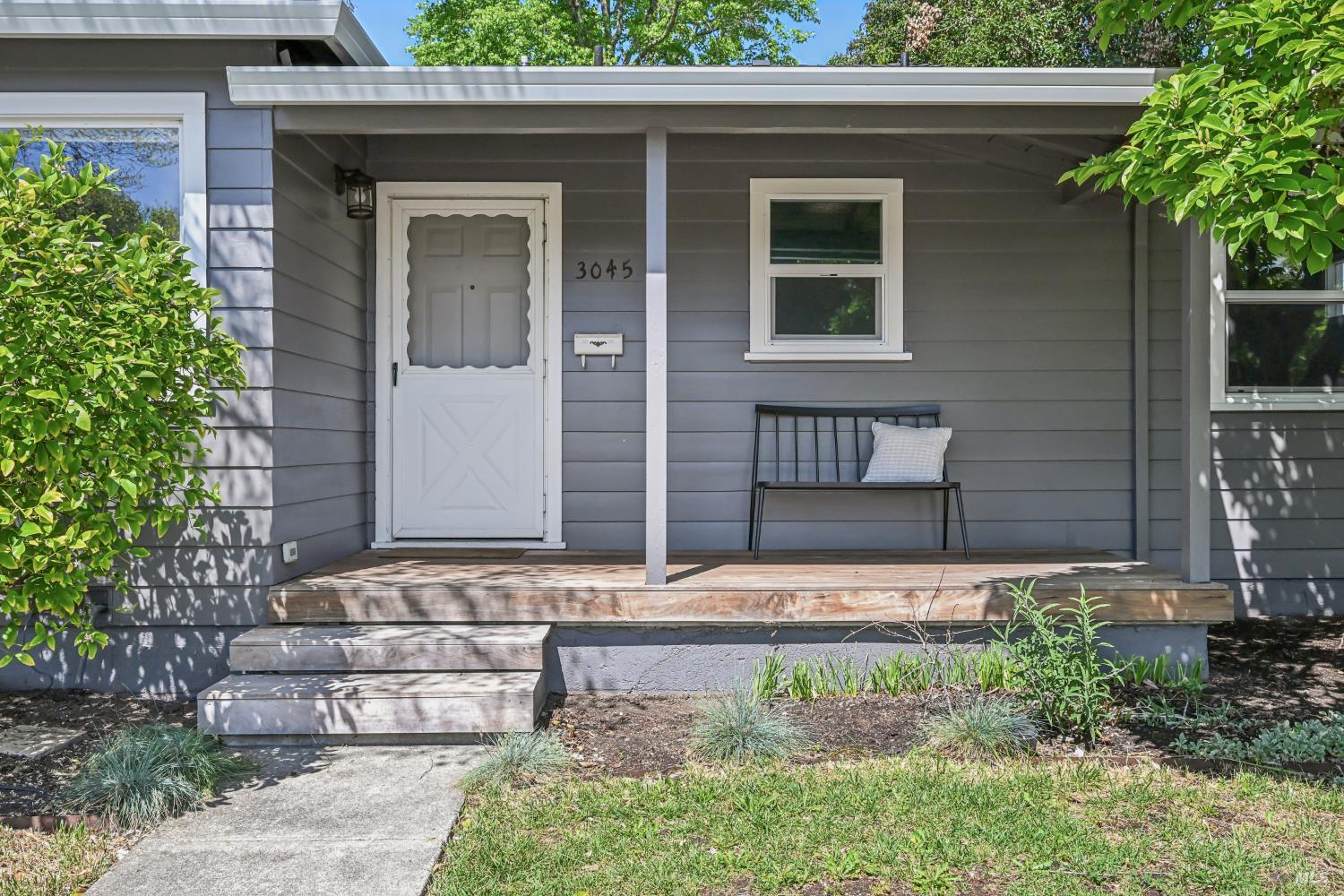 Detail Gallery Image 3 of 41 For 3045 Spring Creek Dr, Santa Rosa,  CA 95405 - 3 Beds | 1 Baths