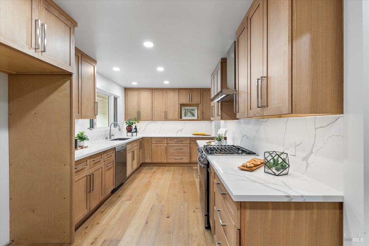 Detail Gallery Image 15 of 62 For 205 Alderbrook Dr, Santa Rosa,  CA 95405 - 3 Beds | 3 Baths