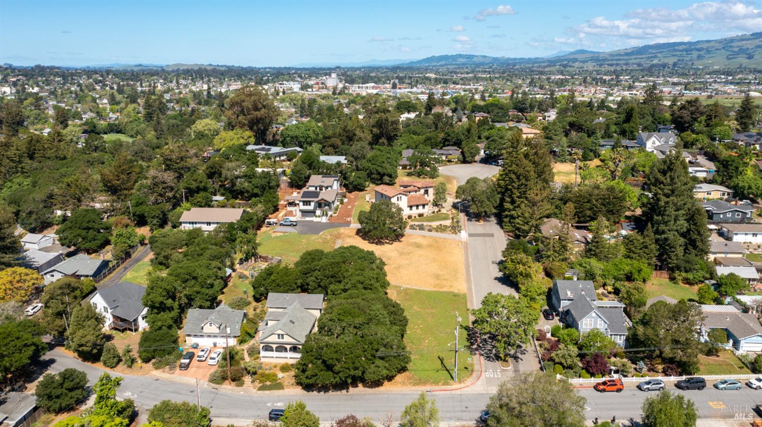 Detail Gallery Image 10 of 18 For 156 Grant Ct, Petaluma,  CA 94952 - – Beds | – Baths