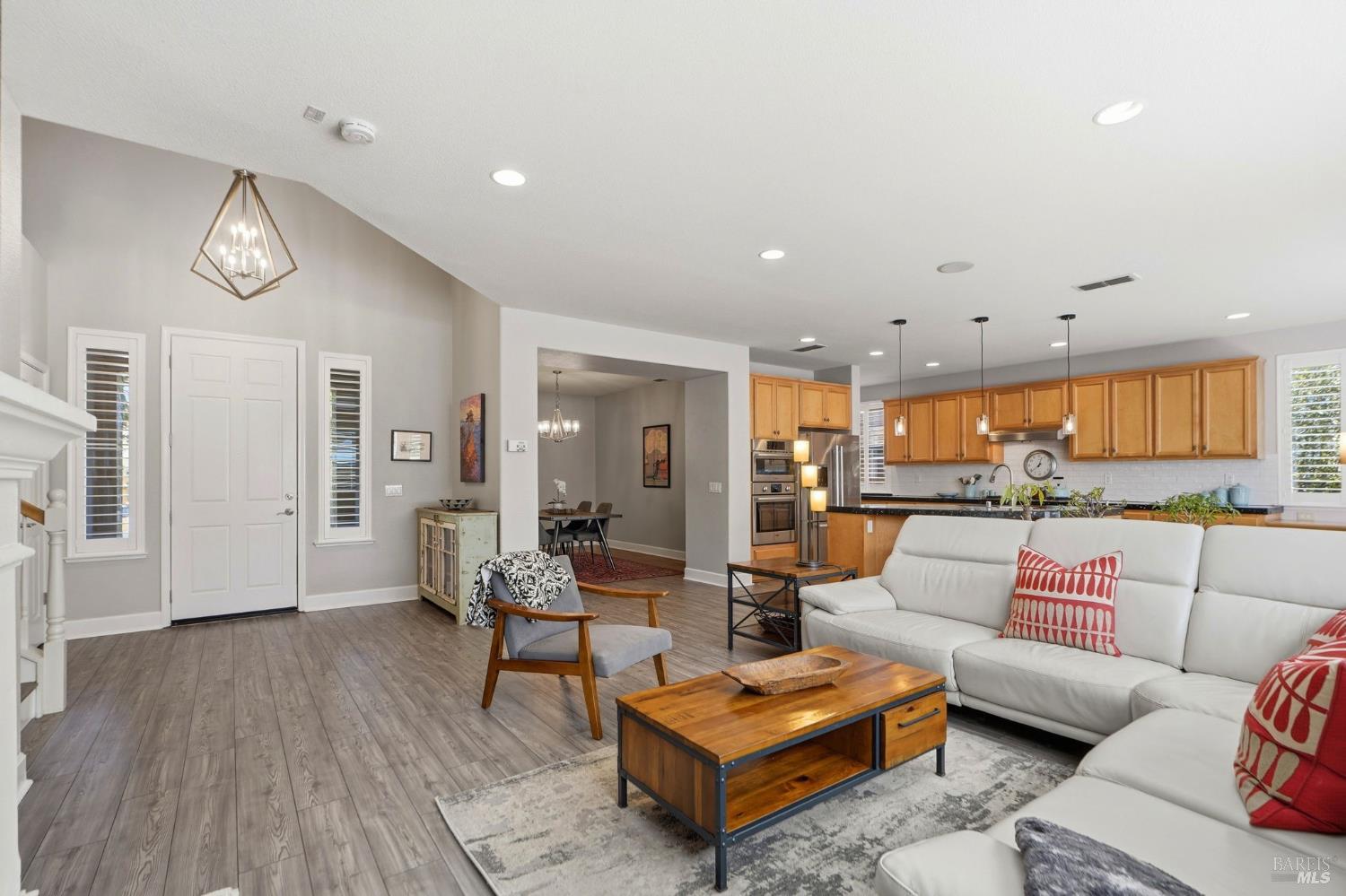 Detail Gallery Image 8 of 48 For 925 Pinot Noir Way, Windsor,  CA 95492 - 4 Beds | 3 Baths