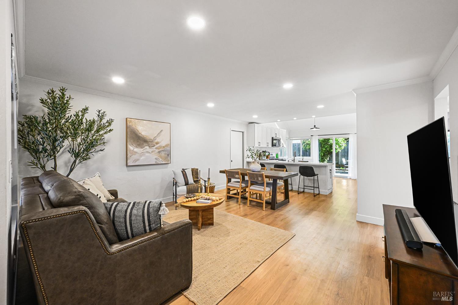 Detail Gallery Image 4 of 45 For 855 Garden Ct, Petaluma,  CA 94954 - 4 Beds | 2 Baths