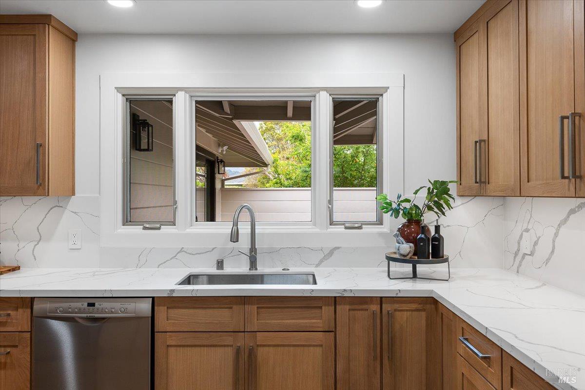 Detail Gallery Image 18 of 62 For 205 Alderbrook Dr, Santa Rosa,  CA 95405 - 3 Beds | 3 Baths