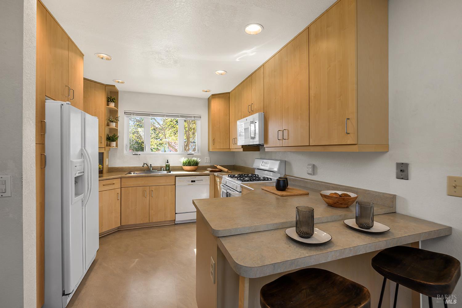 Detail Gallery Image 11 of 31 For 429 Eileen Dr, Sebastopol,  CA 95472 - 3 Beds | 2 Baths