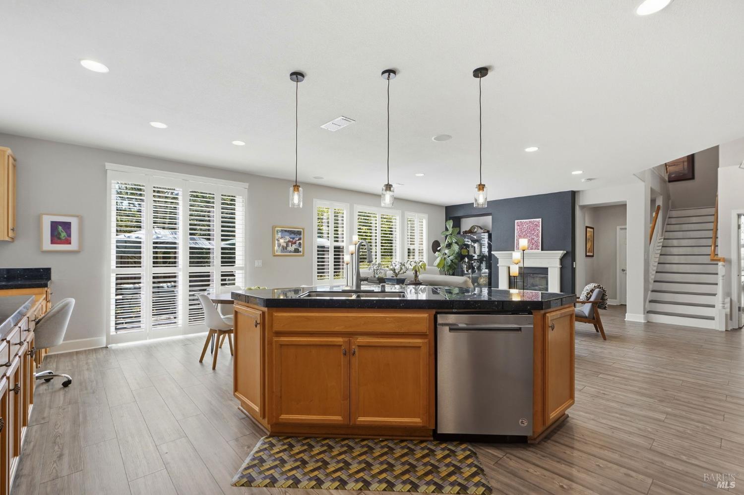 Detail Gallery Image 11 of 48 For 925 Pinot Noir Way, Windsor,  CA 95492 - 4 Beds | 3 Baths