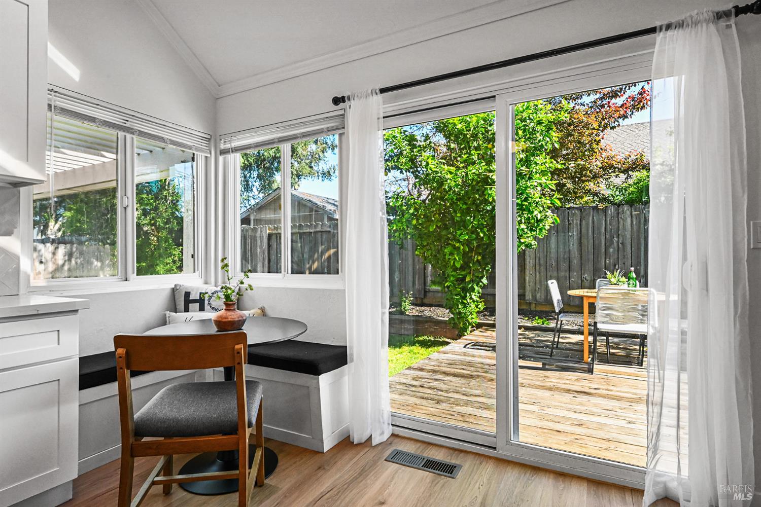 Detail Gallery Image 9 of 45 For 855 Garden Ct, Petaluma,  CA 94954 - 4 Beds | 2 Baths