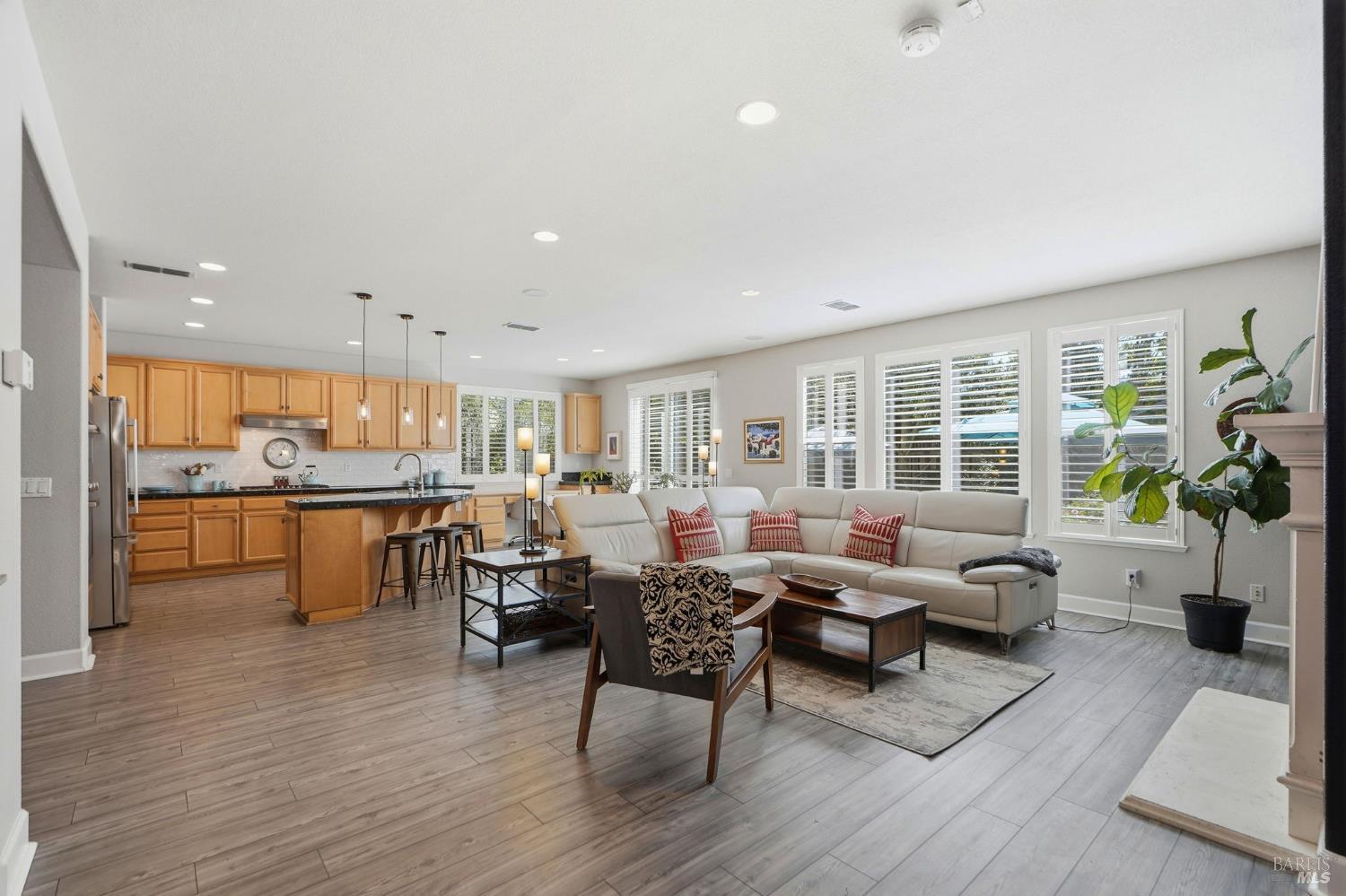 Detail Gallery Image 2 of 48 For 925 Pinot Noir Way, Windsor,  CA 95492 - 4 Beds | 3 Baths