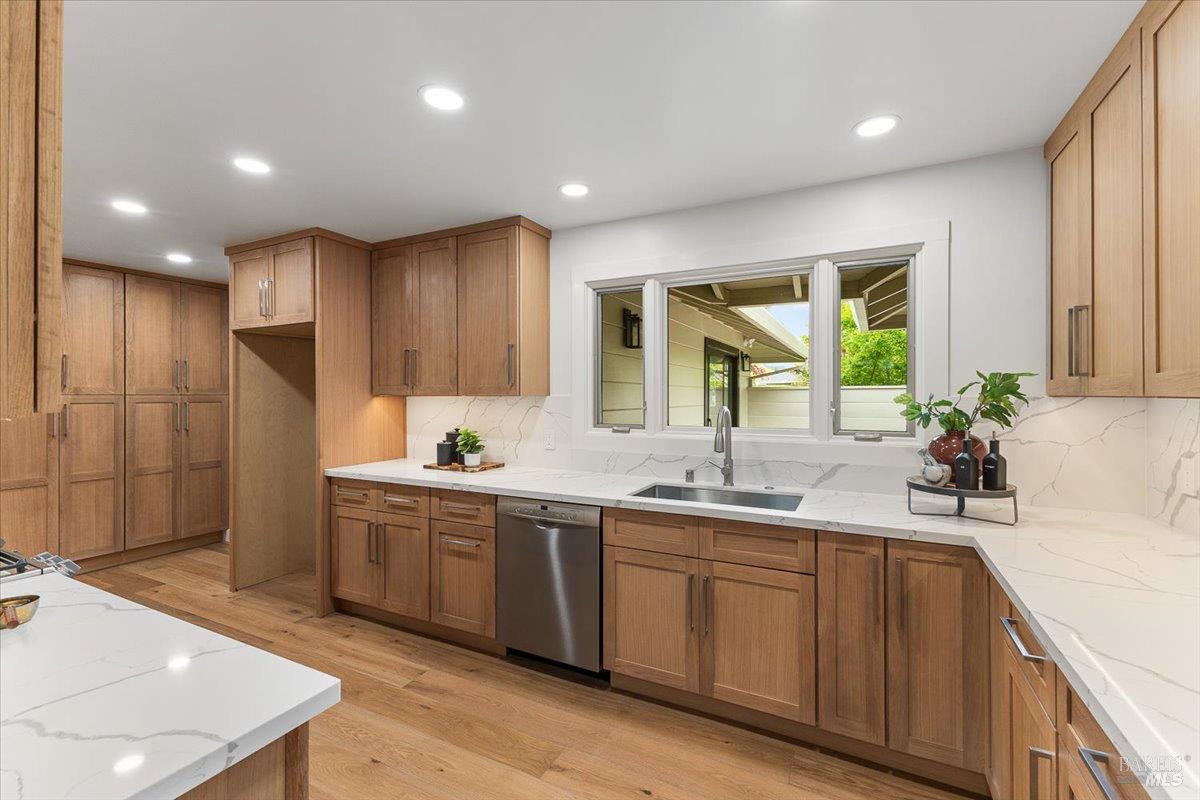 Detail Gallery Image 17 of 62 For 205 Alderbrook Dr, Santa Rosa,  CA 95405 - 3 Beds | 3 Baths