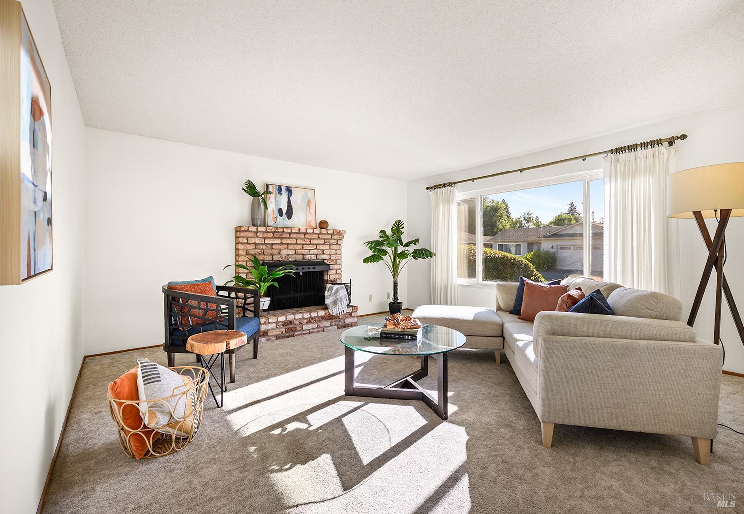 Detail Gallery Image 5 of 31 For 429 Eileen Dr, Sebastopol,  CA 95472 - 3 Beds | 2 Baths