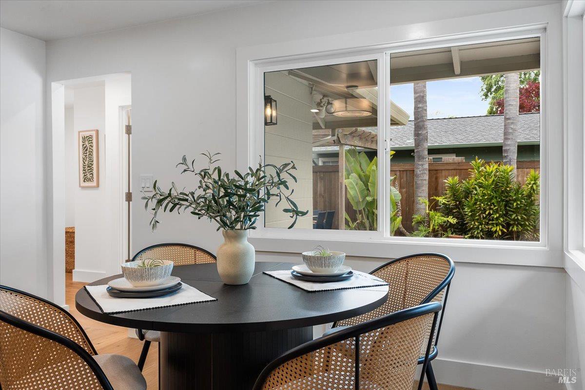 Detail Gallery Image 14 of 62 For 205 Alderbrook Dr, Santa Rosa,  CA 95405 - 3 Beds | 3 Baths