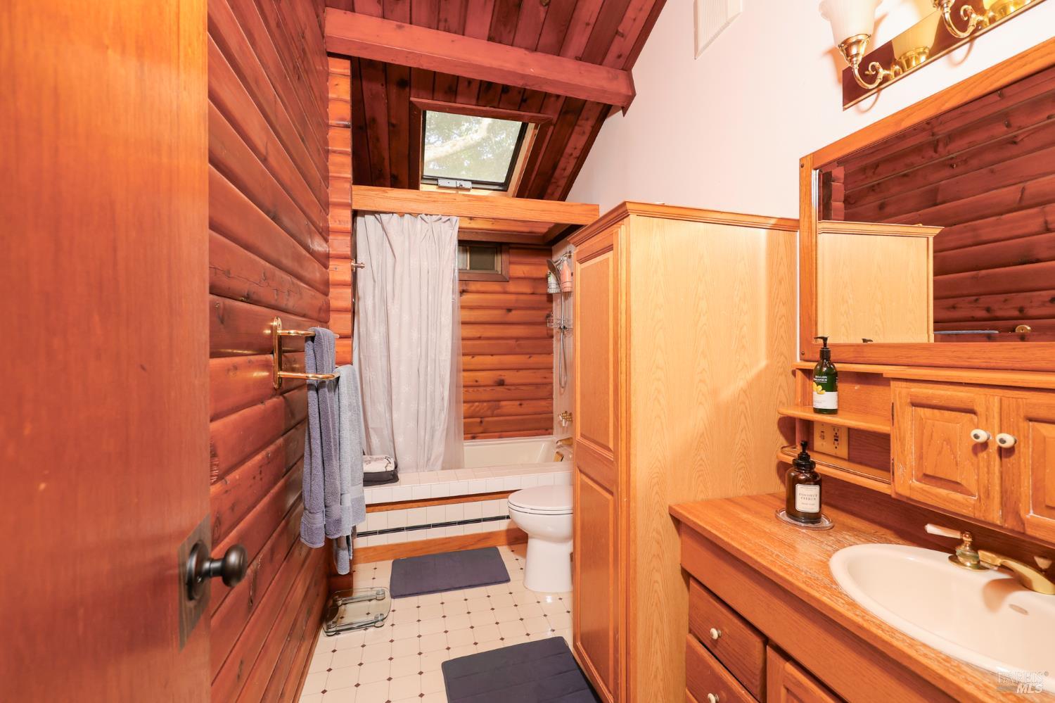 Detail Gallery Image 15 of 28 For 11 Green Point Ln, Novato,  CA 94945 - 5 Beds | 3 Baths