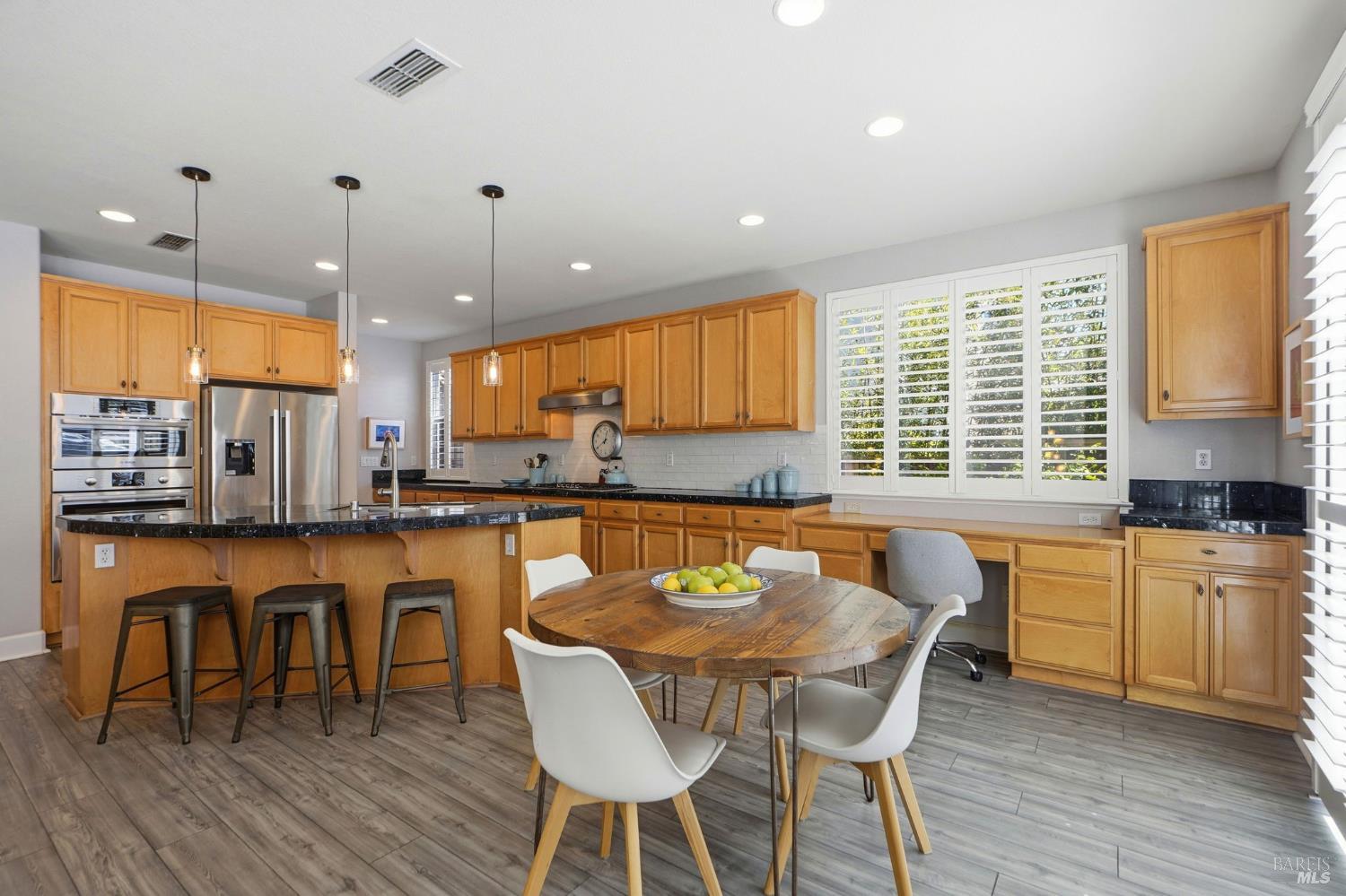 Detail Gallery Image 12 of 48 For 925 Pinot Noir Way, Windsor,  CA 95492 - 4 Beds | 3 Baths