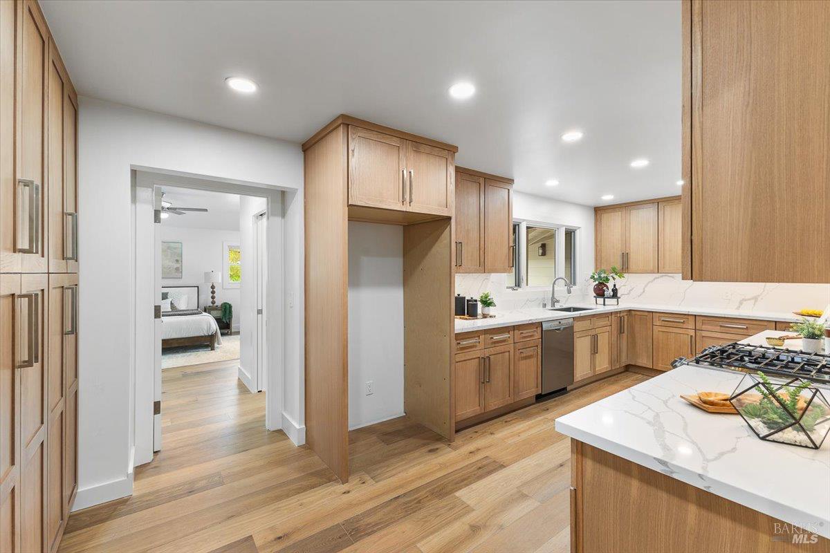 Detail Gallery Image 16 of 62 For 205 Alderbrook Dr, Santa Rosa,  CA 95405 - 3 Beds | 3 Baths