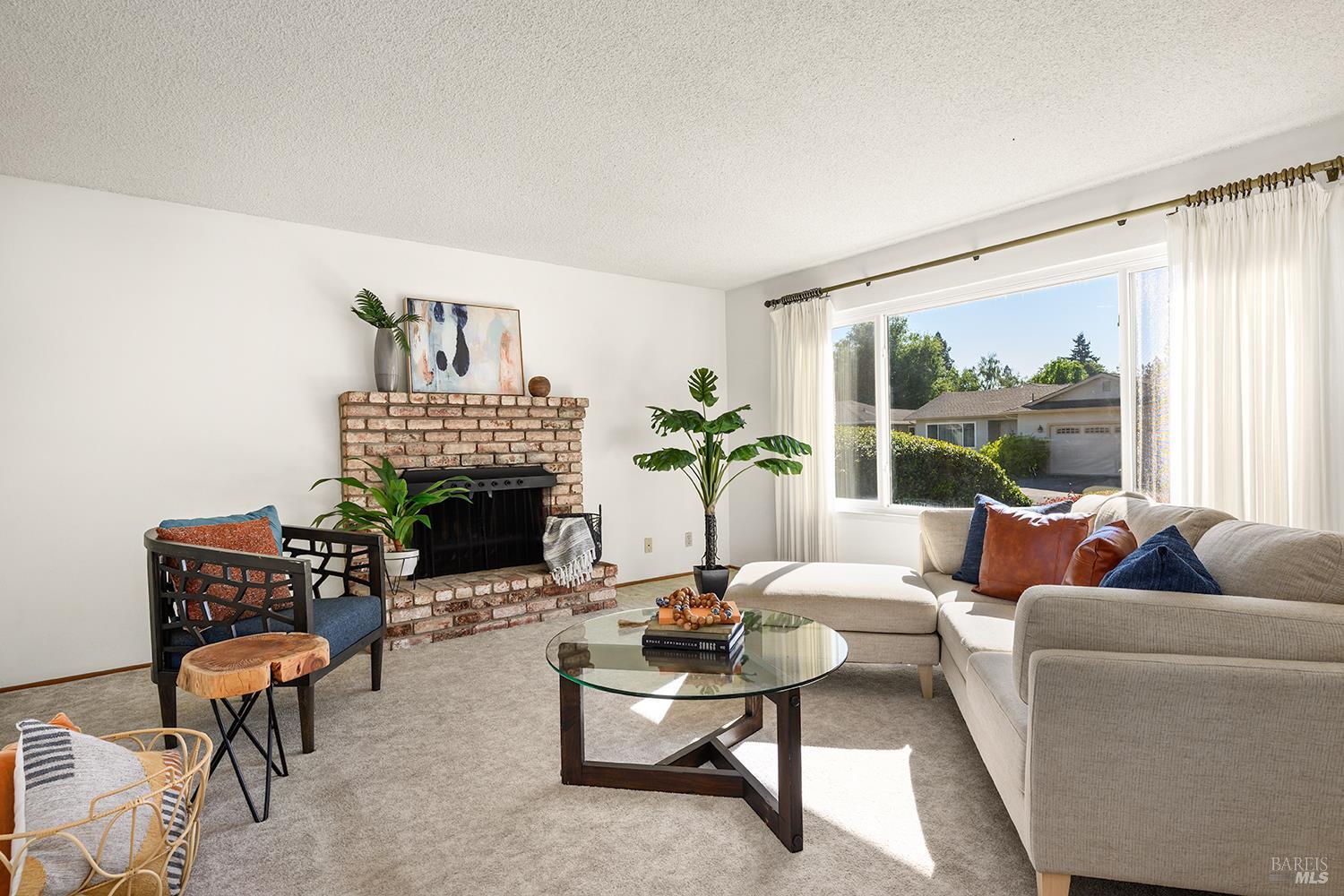 Detail Gallery Image 6 of 31 For 429 Eileen Dr, Sebastopol,  CA 95472 - 3 Beds | 2 Baths