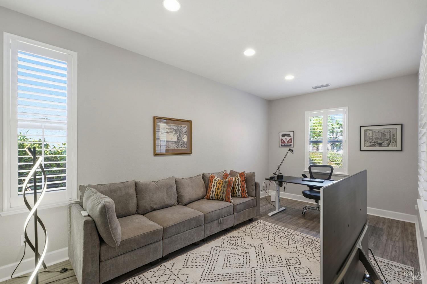 Detail Gallery Image 16 of 48 For 925 Pinot Noir Way, Windsor,  CA 95492 - 4 Beds | 3 Baths