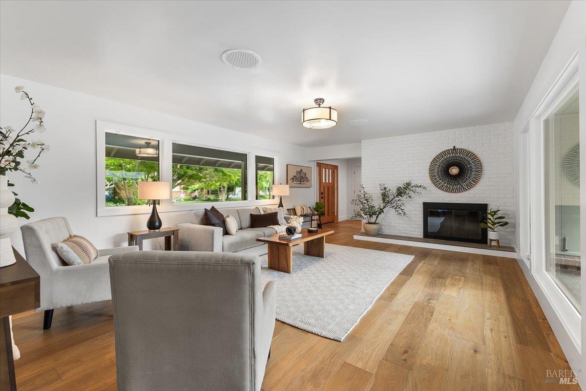 Detail Gallery Image 8 of 62 For 205 Alderbrook Dr, Santa Rosa,  CA 95405 - 3 Beds | 3 Baths