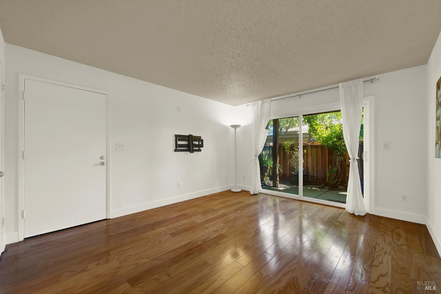 Detail Gallery Image 9 of 48 For 548 Arcadia Dr, Vacaville,  CA 95687 - 2 Beds | 1 Baths