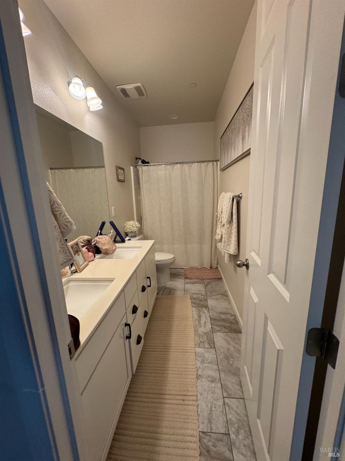 Detail Gallery Image 2 of 8 For 2043 Karen Pl, Rohnert Park,  CA 94928 - 3 Beds | 2/1 Baths