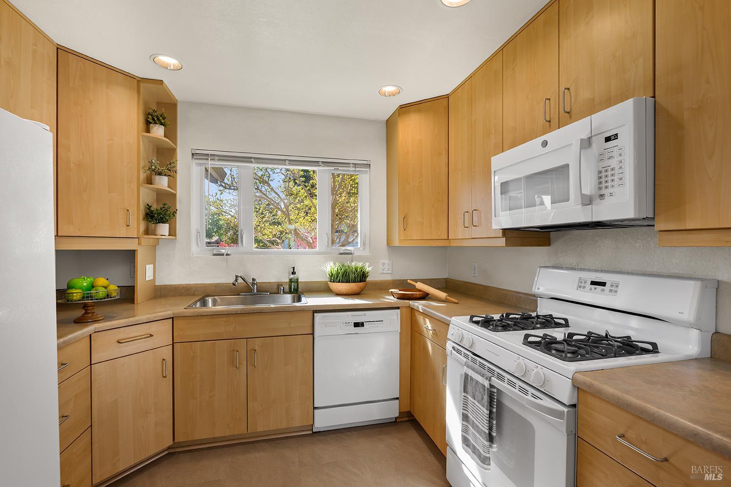 Detail Gallery Image 12 of 31 For 429 Eileen Dr, Sebastopol,  CA 95472 - 3 Beds | 2 Baths