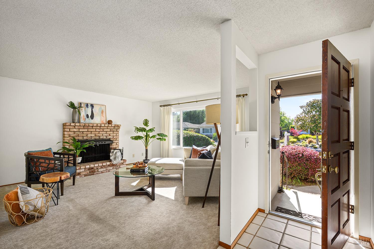 Detail Gallery Image 4 of 31 For 429 Eileen Dr, Sebastopol,  CA 95472 - 3 Beds | 2 Baths