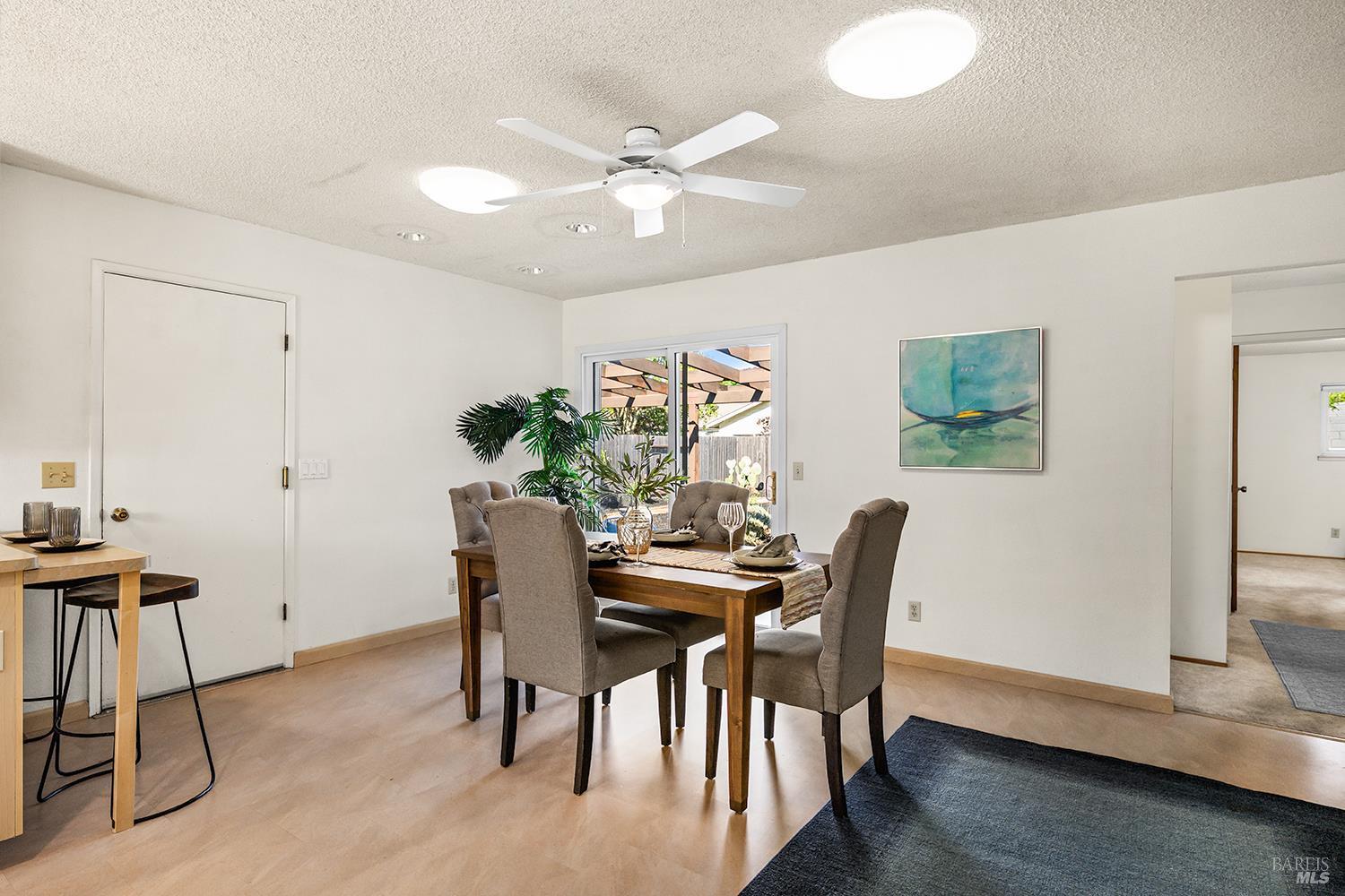 Detail Gallery Image 8 of 31 For 429 Eileen Dr, Sebastopol,  CA 95472 - 3 Beds | 2 Baths