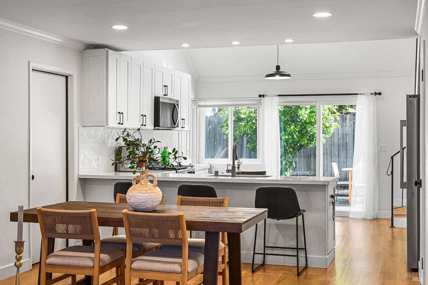 Detail Gallery Image 5 of 45 For 855 Garden Ct, Petaluma,  CA 94954 - 4 Beds | 2 Baths