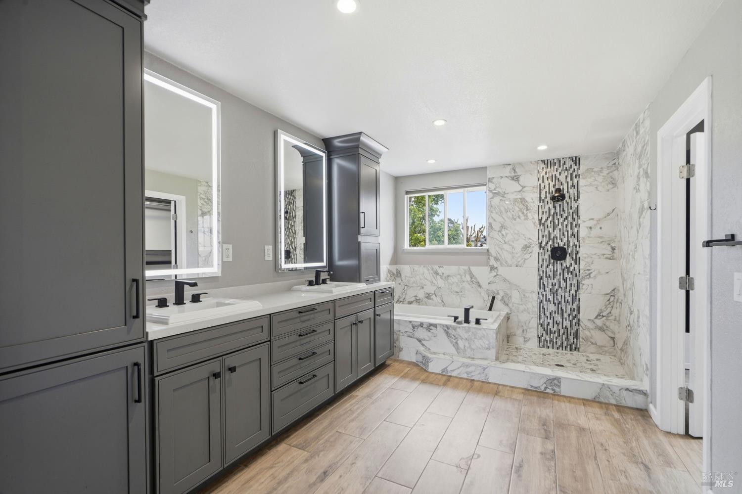 Detail Gallery Image 14 of 24 For 1731 Walnut Creek Dr, Santa Rosa,  CA 95403 - 4 Beds | 2/1 Baths