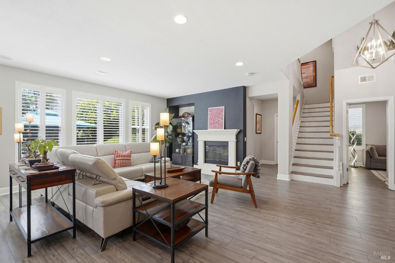 Detail Gallery Image 10 of 48 For 925 Pinot Noir Way, Windsor,  CA 95492 - 4 Beds | 3 Baths