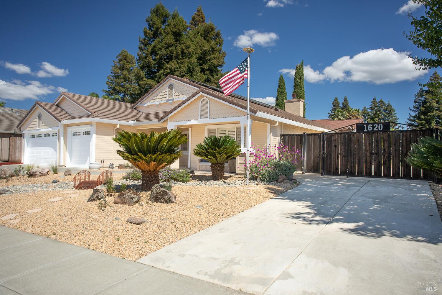 Detail Gallery Image 4 of 52 For 1620 Austin Dr, Dixon,  CA 95620 - 4 Beds | 2 Baths