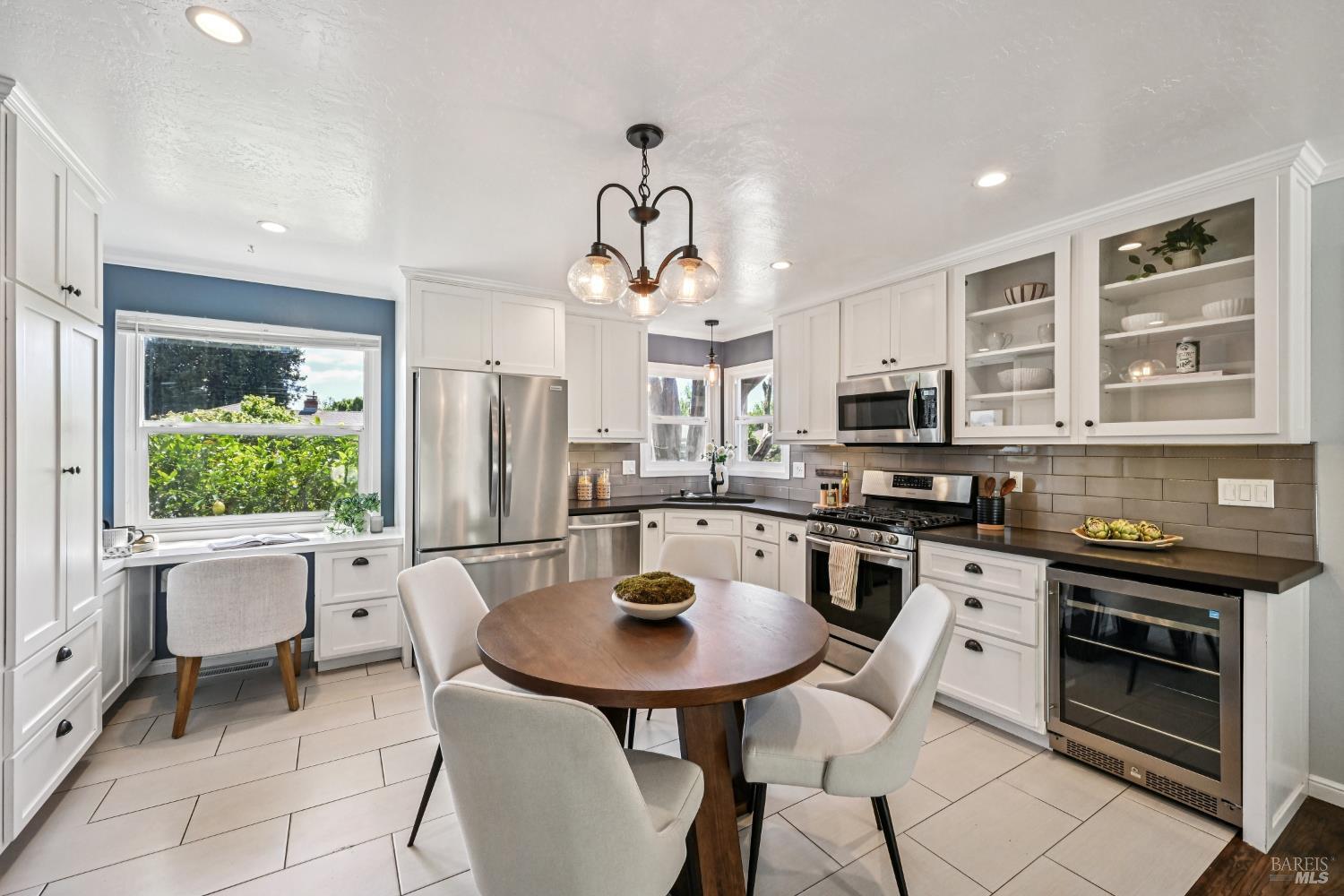 Detail Gallery Image 5 of 41 For 3045 Spring Creek Dr, Santa Rosa,  CA 95405 - 3 Beds | 1 Baths