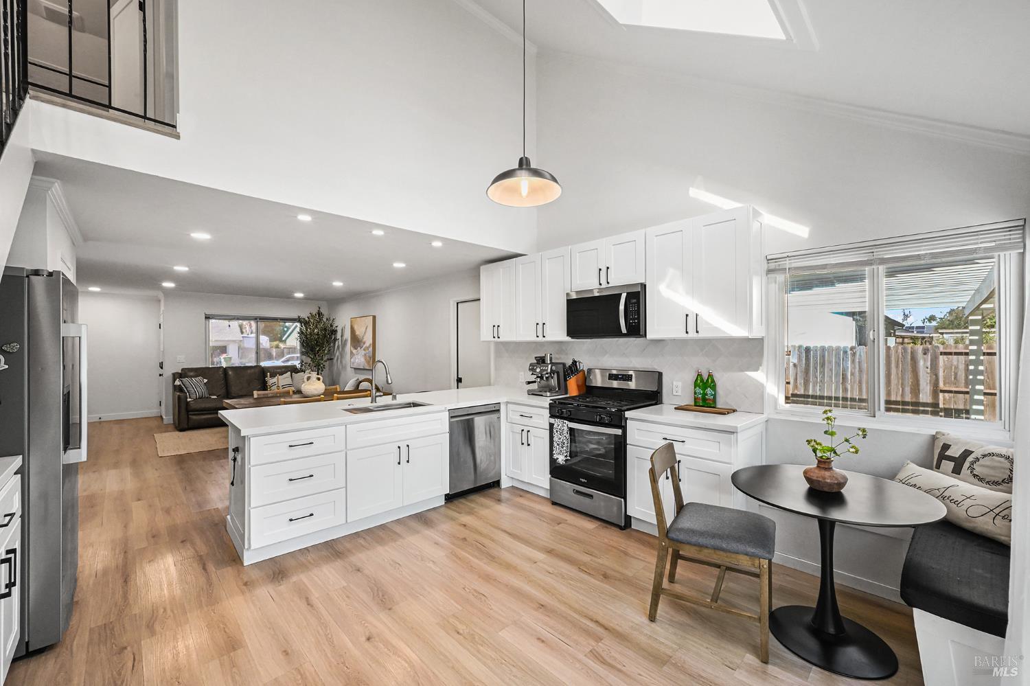 Detail Gallery Image 6 of 45 For 855 Garden Ct, Petaluma,  CA 94954 - 4 Beds | 2 Baths