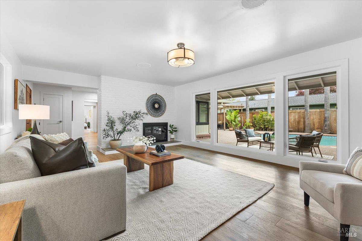 Detail Gallery Image 11 of 62 For 205 Alderbrook Dr, Santa Rosa,  CA 95405 - 3 Beds | 3 Baths