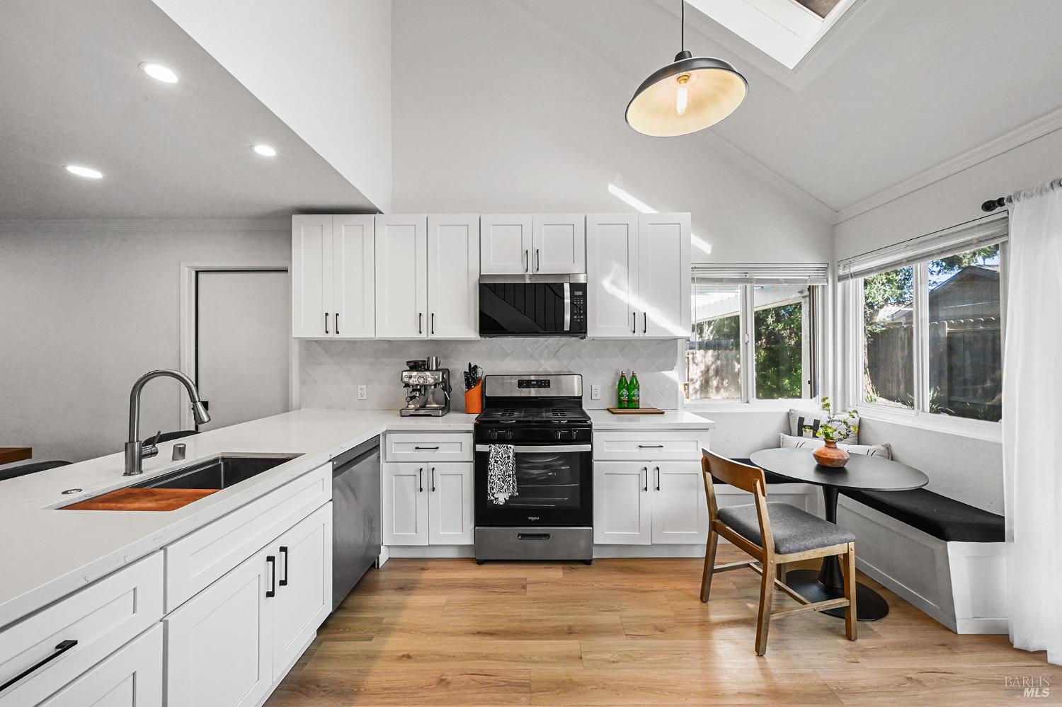 Detail Gallery Image 8 of 45 For 855 Garden Ct, Petaluma,  CA 94954 - 4 Beds | 2 Baths