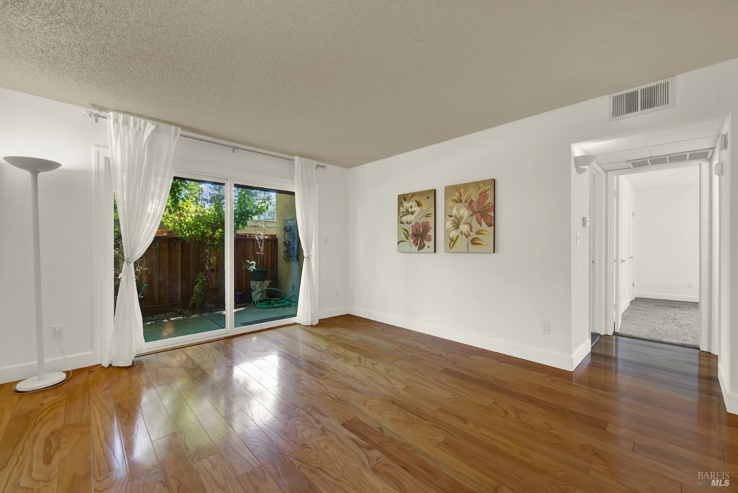 Detail Gallery Image 3 of 48 For 548 Arcadia Dr, Vacaville,  CA 95687 - 2 Beds | 1 Baths