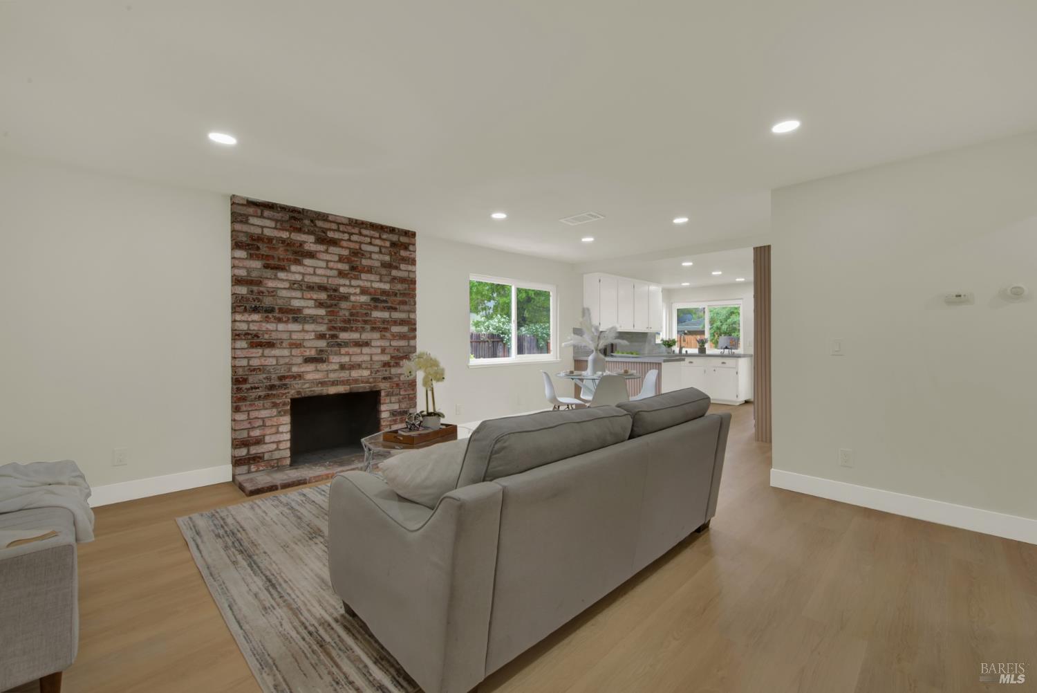 Detail Gallery Image 11 of 64 For 413 Violet Ct, Fairfield,  CA 94533 - 4 Beds | 2 Baths