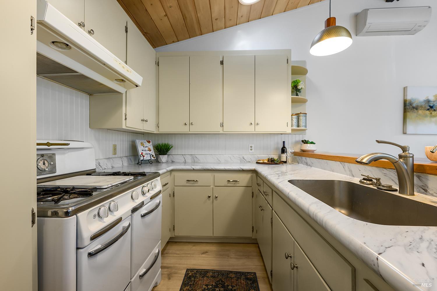 Detail Gallery Image 9 of 39 For 285 Neva St, Sebastopol,  CA 95472 - 3 Beds | 2/1 Baths