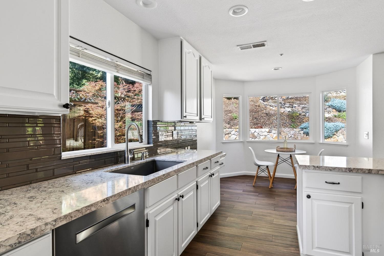 Detail Gallery Image 8 of 41 For 3336 Brittany Cir, Napa,  CA 94558 - 3 Beds | 2 Baths