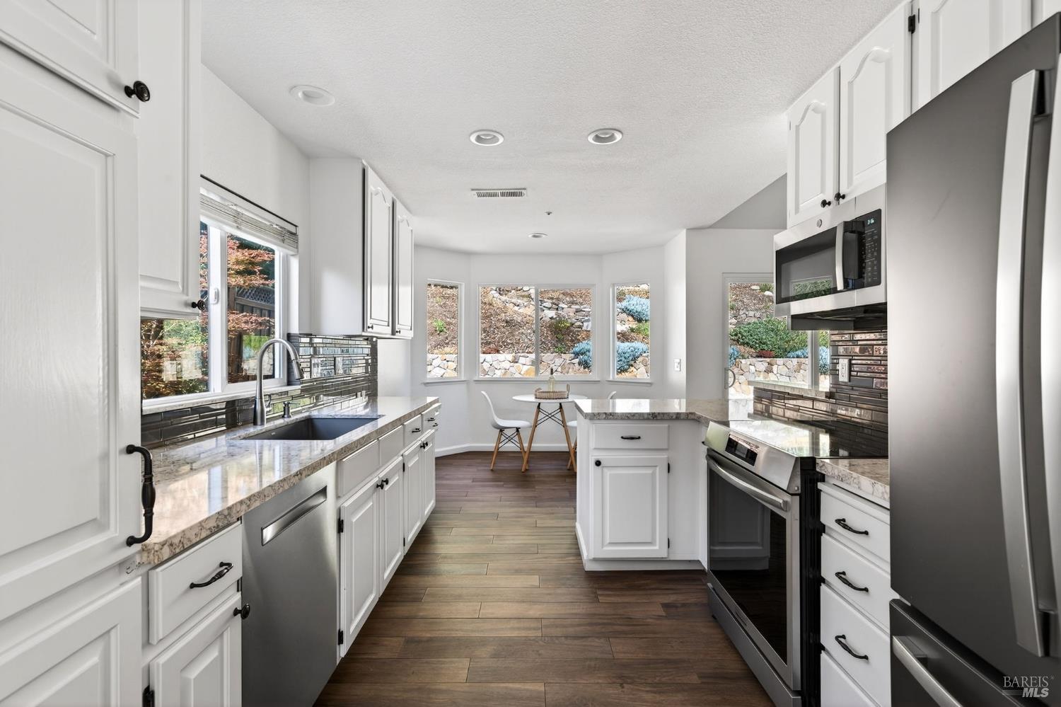 Detail Gallery Image 5 of 41 For 3336 Brittany Cir, Napa,  CA 94558 - 3 Beds | 2 Baths