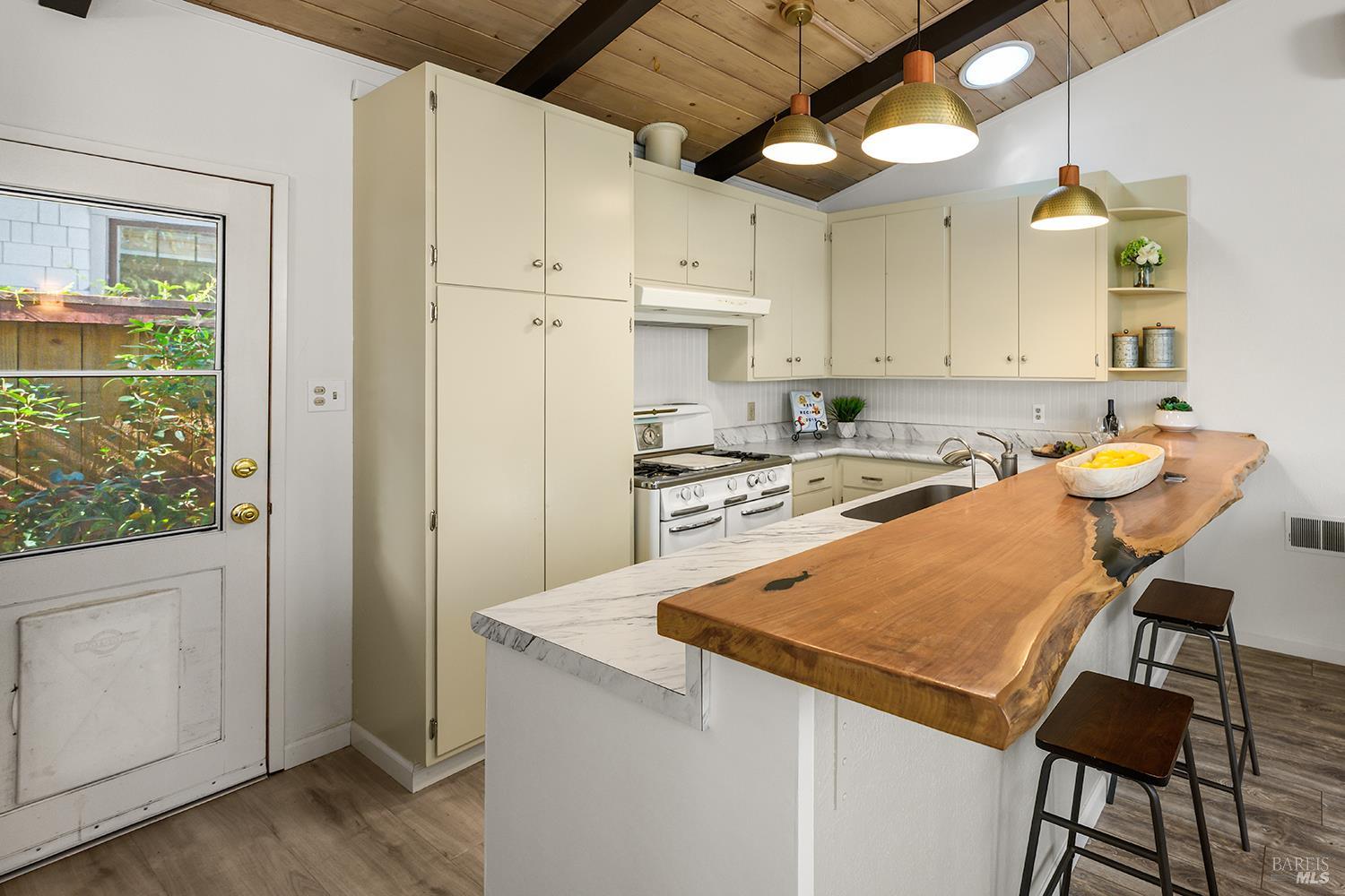 Detail Gallery Image 8 of 39 For 285 Neva St, Sebastopol,  CA 95472 - 3 Beds | 2/1 Baths