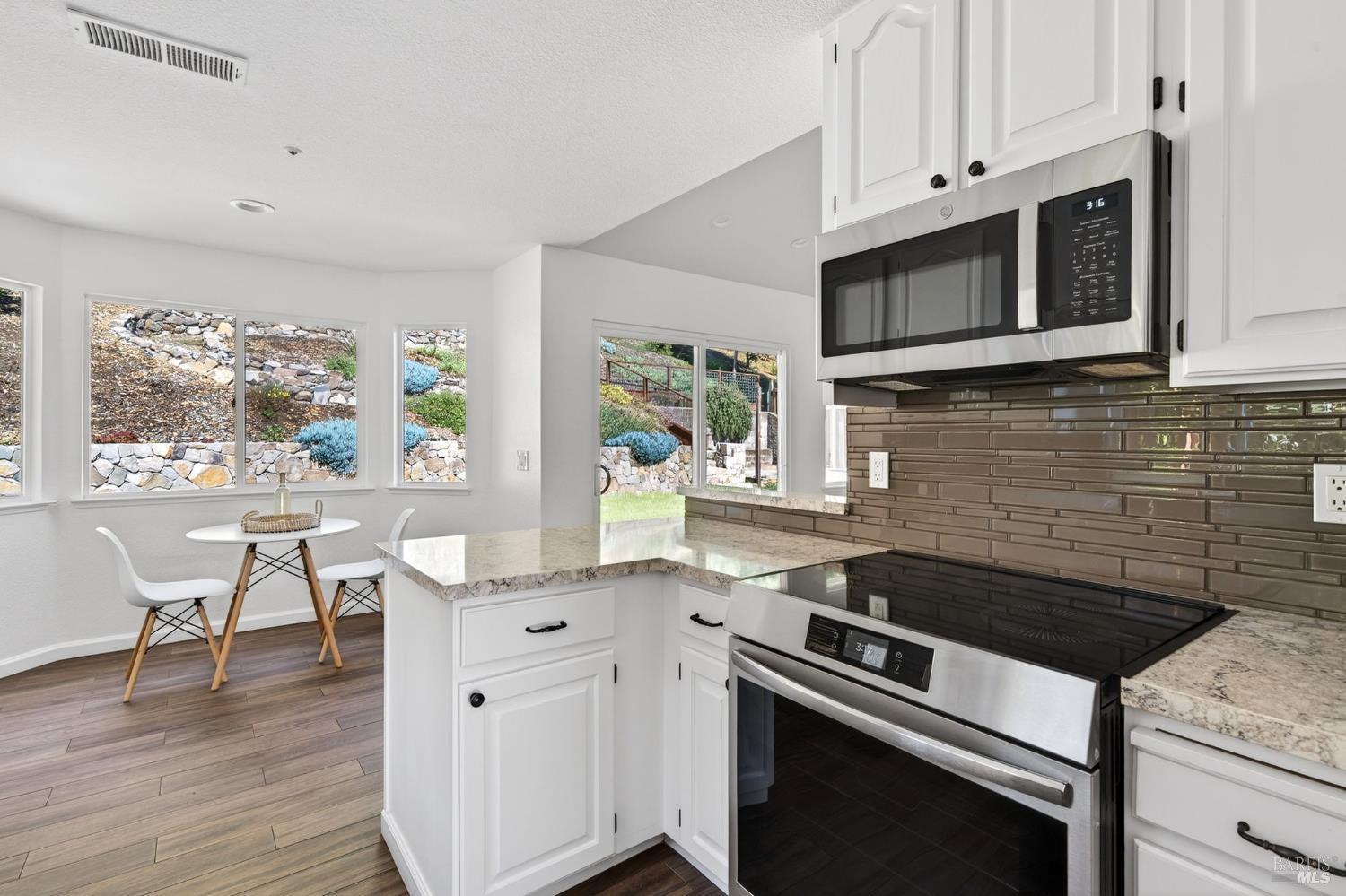 Detail Gallery Image 7 of 41 For 3336 Brittany Cir, Napa,  CA 94558 - 3 Beds | 2 Baths