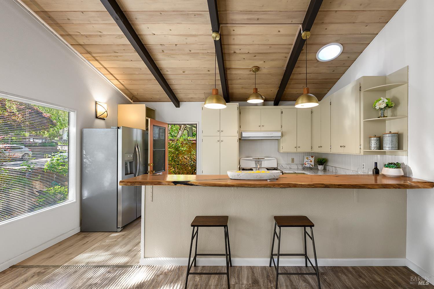 Detail Gallery Image 7 of 39 For 285 Neva St, Sebastopol,  CA 95472 - 3 Beds | 2/1 Baths