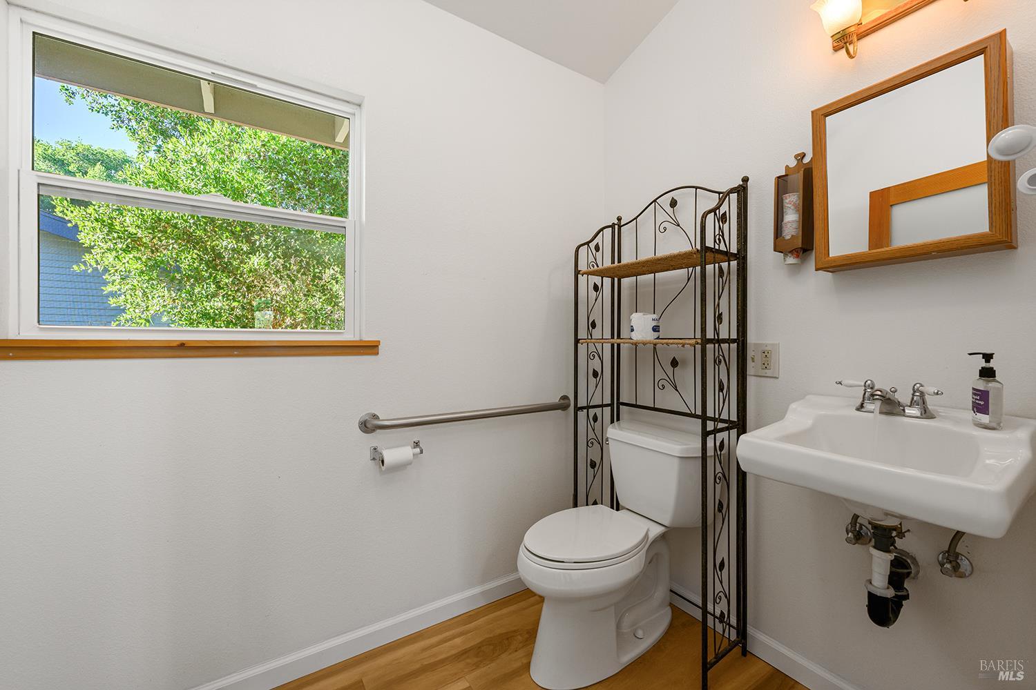 Detail Gallery Image 29 of 39 For 285 Neva St, Sebastopol,  CA 95472 - 3 Beds | 2/1 Baths
