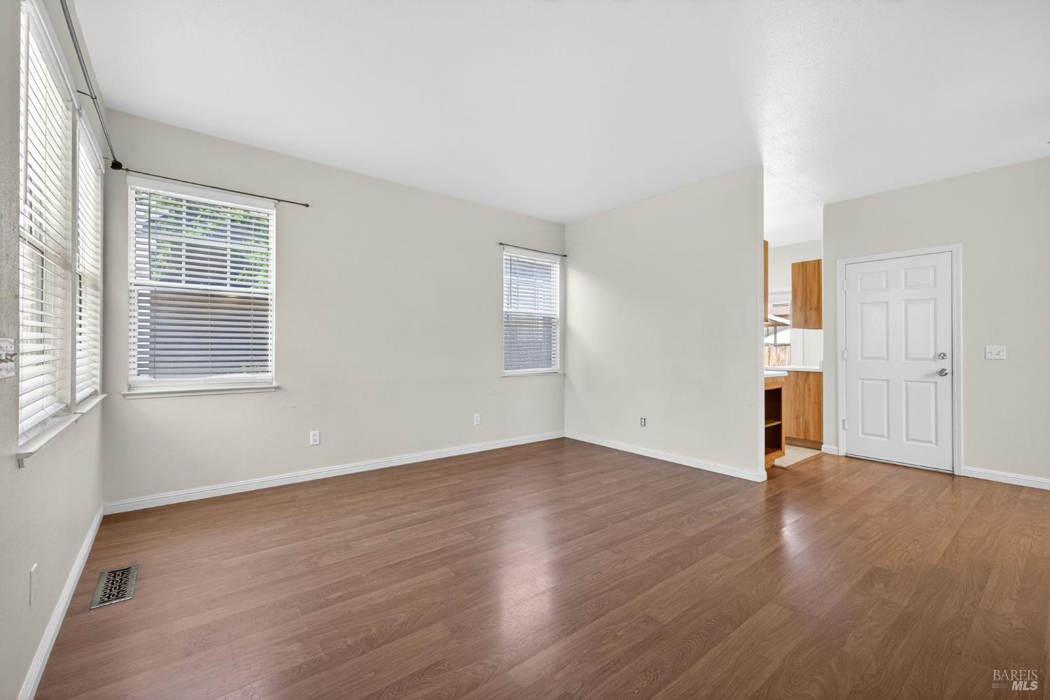 Detail Gallery Image 12 of 40 For 1440 Tammy Way, Santa Rosa,  CA 95401 - 2 Beds | 2/1 Baths