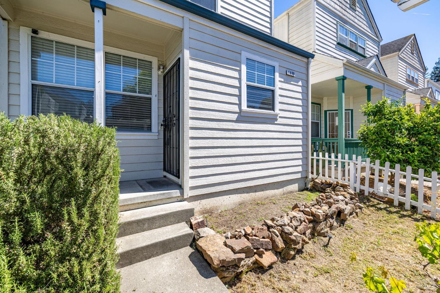 Detail Gallery Image 4 of 40 For 1440 Tammy Way, Santa Rosa,  CA 95401 - 2 Beds | 2/1 Baths