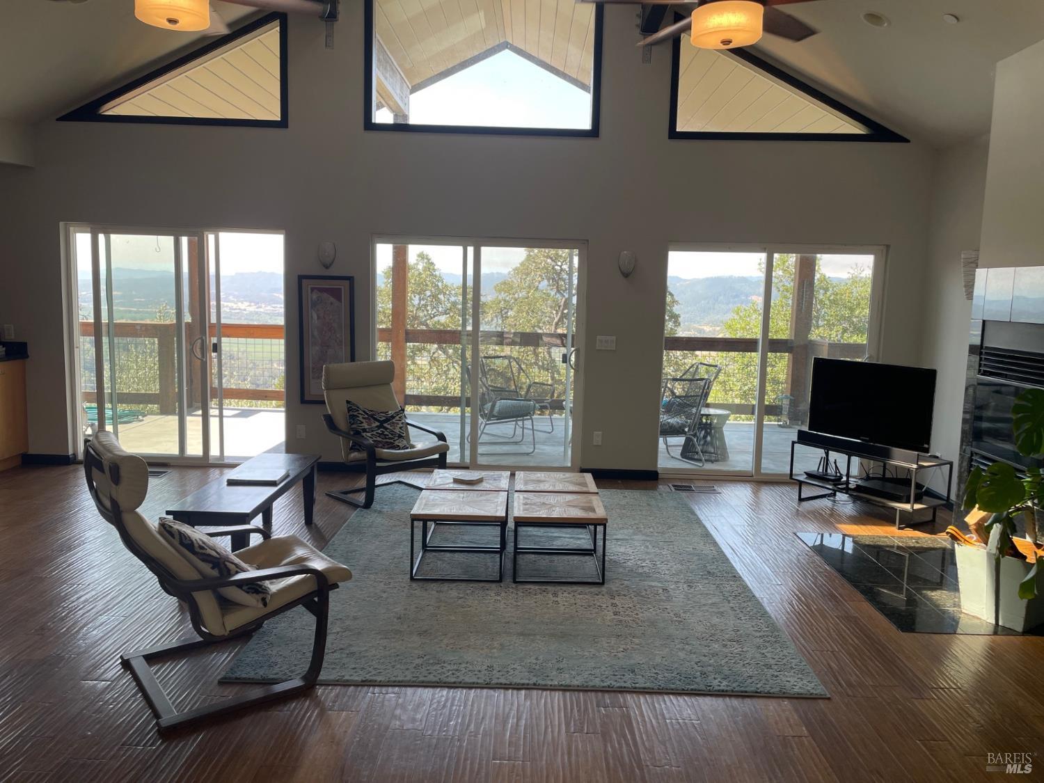 Detail Gallery Image 12 of 71 For 31000 Pine Mountain Rd, Cloverdale,  CA 95425 - 3 Beds | 3 Baths