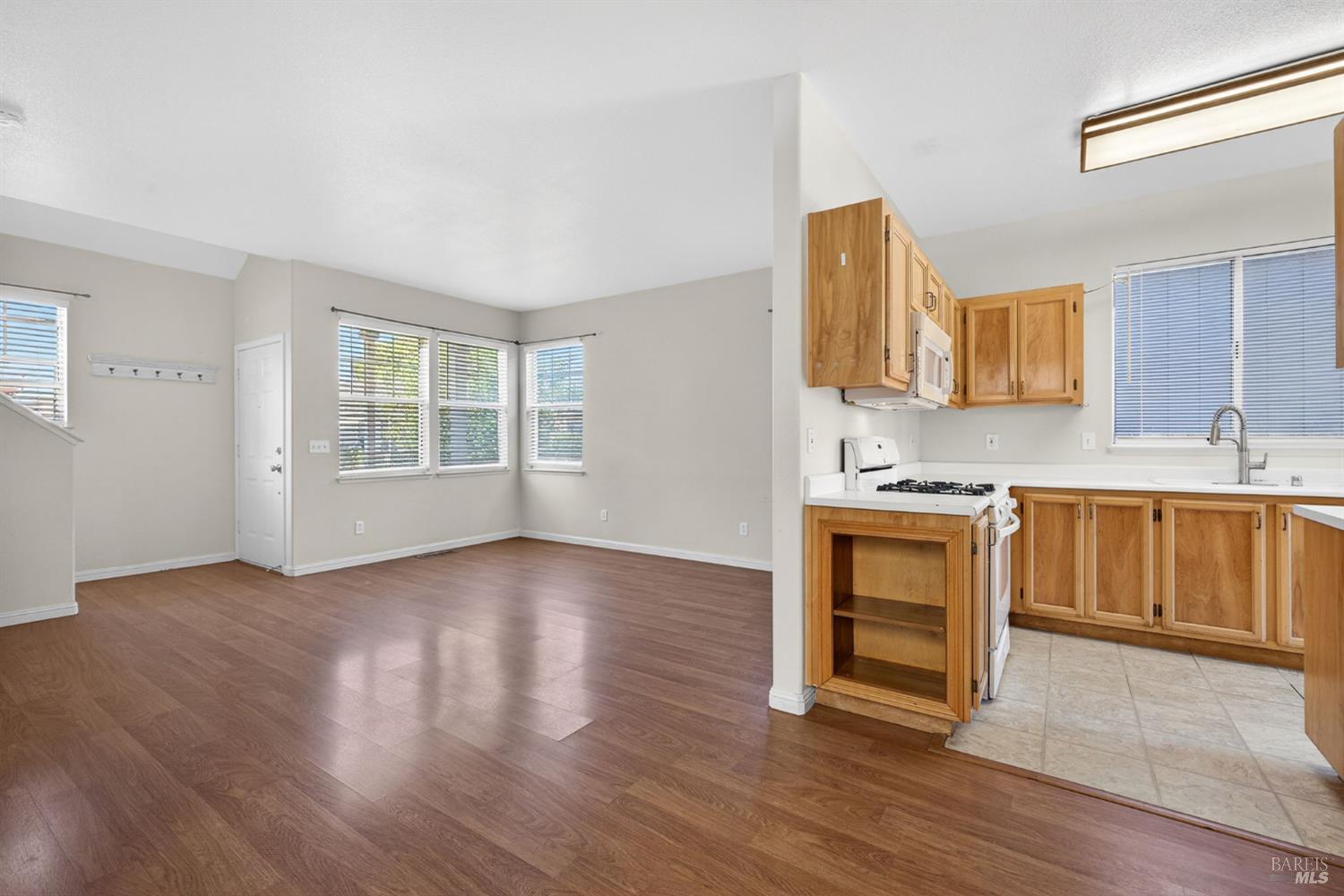 Detail Gallery Image 7 of 40 For 1440 Tammy Way, Santa Rosa,  CA 95401 - 2 Beds | 2/1 Baths