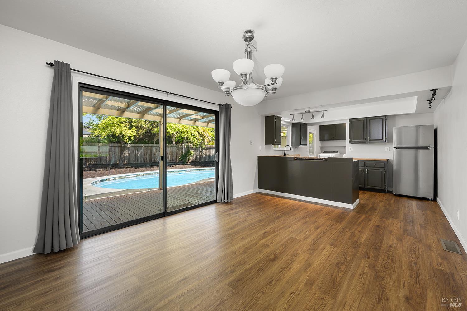 Detail Gallery Image 9 of 28 For 2621 Neotomas Ave, Santa Rosa,  CA 95405 - 3 Beds | 2 Baths