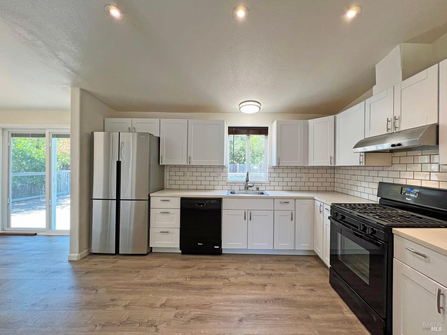 Detail Gallery Image 10 of 28 For 565 Milani Dr, Ukiah,  CA 95482 - 3 Beds | 2 Baths