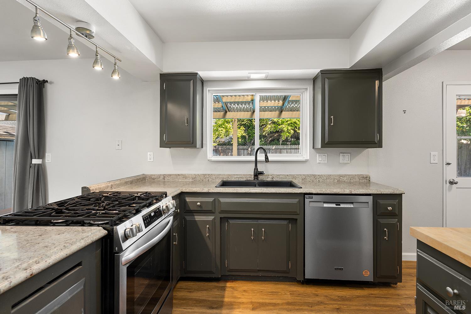 Detail Gallery Image 12 of 28 For 2621 Neotomas Ave, Santa Rosa,  CA 95405 - 3 Beds | 2 Baths